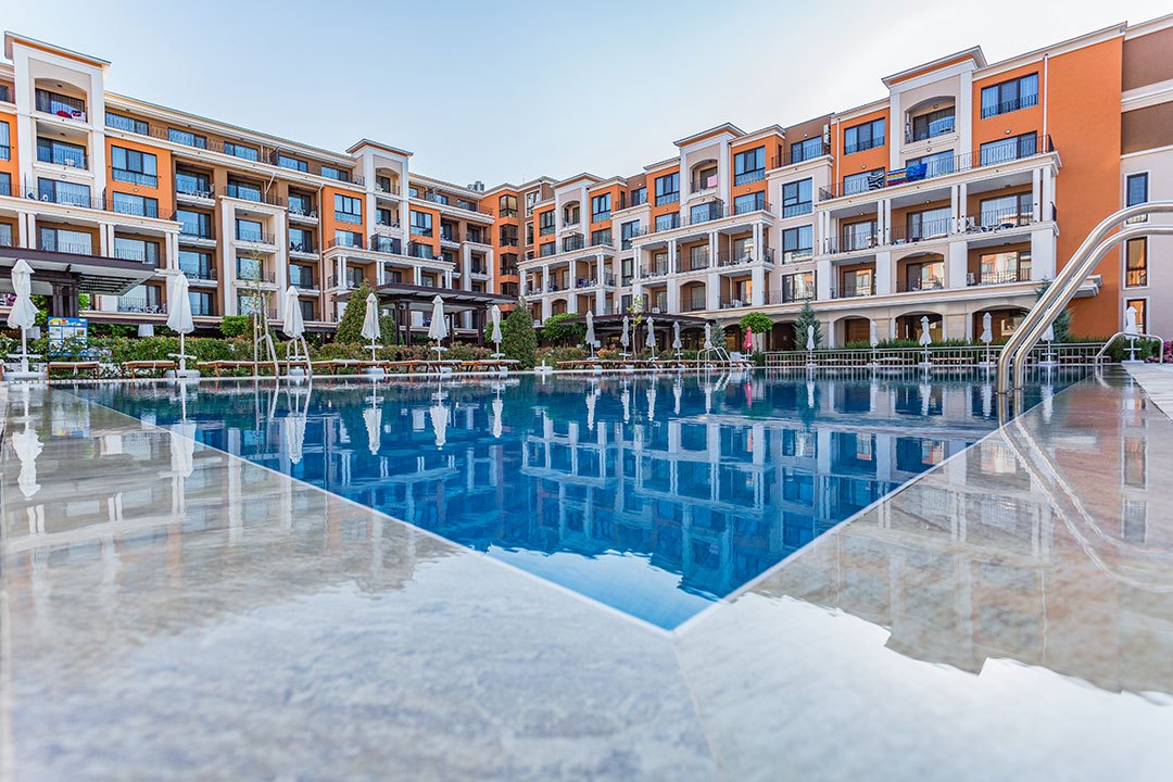 Premier Fort Beach — Dziedziniec z basenem